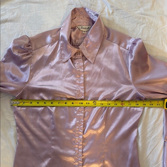 Vintage fitted Lavender Satin Blouse with incredible cuff, button detail. - Picture 11 of 11